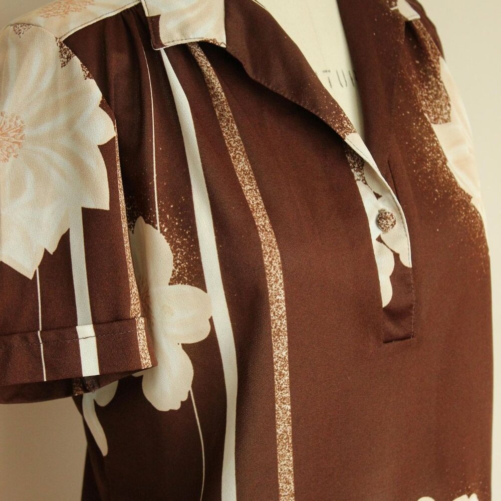 Vintage 1970s Blouse, Brown and White Floral Print Nylon Short Sleeved Shirt - Picture 6 of 10